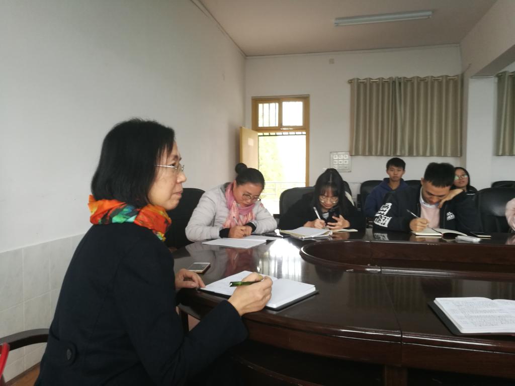学院教务办老师听取学生意见